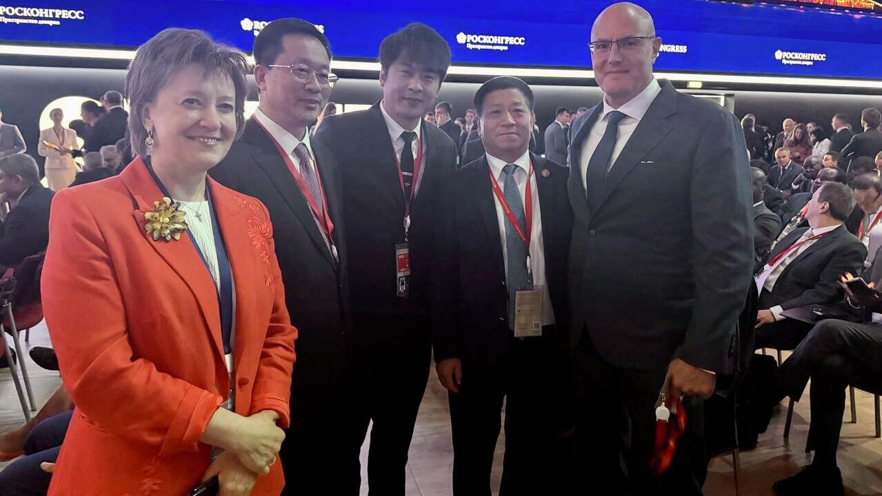 Заместитель Председателя Правительства РФ Дмитрий Чернышенко встретился с известным китайским блогером и основателем компании Xinxuan Group Синь Ба - РИА Новости, 1920, 20.06.2025