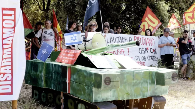 Митинг против роста расходов итальянского бюджета на военные цели  у штаб-квартиры оборонного концерна Leonardo в Риме