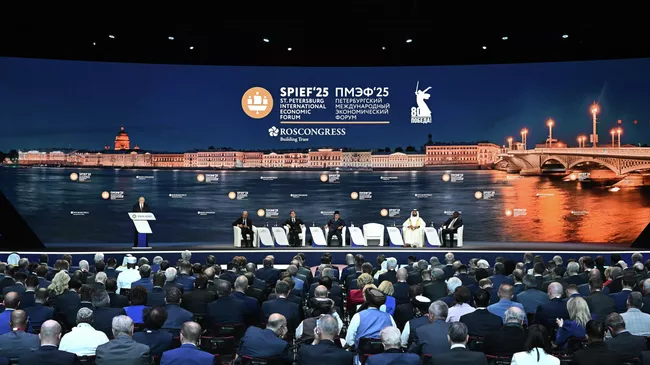 Президент РФ Владимир Путин выступает на пленарном заседании XXVIII Петербургского международного экономического форума Президент РФ Владимир Путин выступает на пленарном заседании XXVIII Петербургского международного экономического форума
