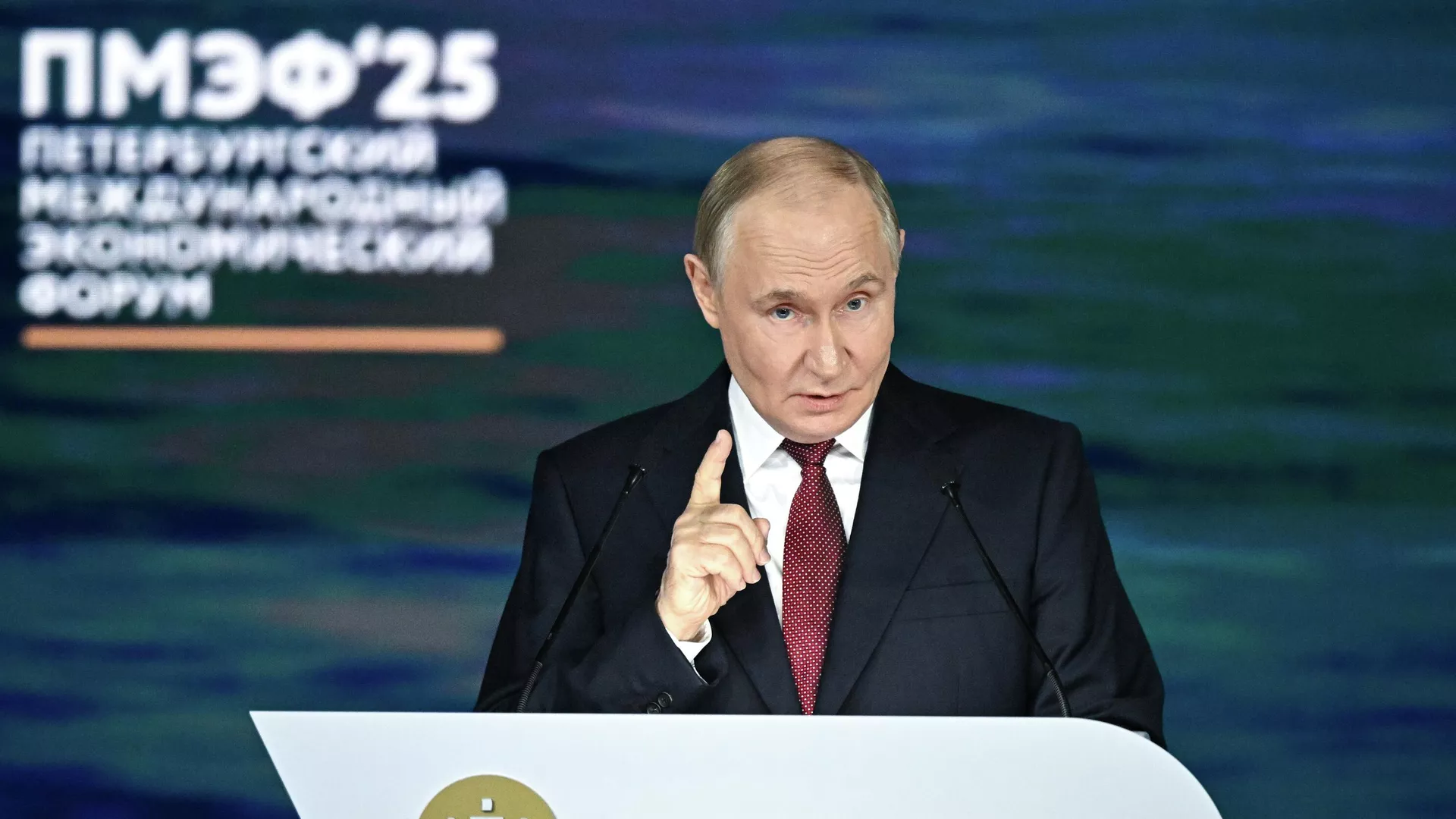 Президент РФ Владимир Путин на пленарном заседании XXVIII Петербургского международного экономического форума Президент РФ Владимир Путин на пленарном заседании XXVIII Петербургского международного экономического форума - РИА Новости, 1920, 20.06.2025