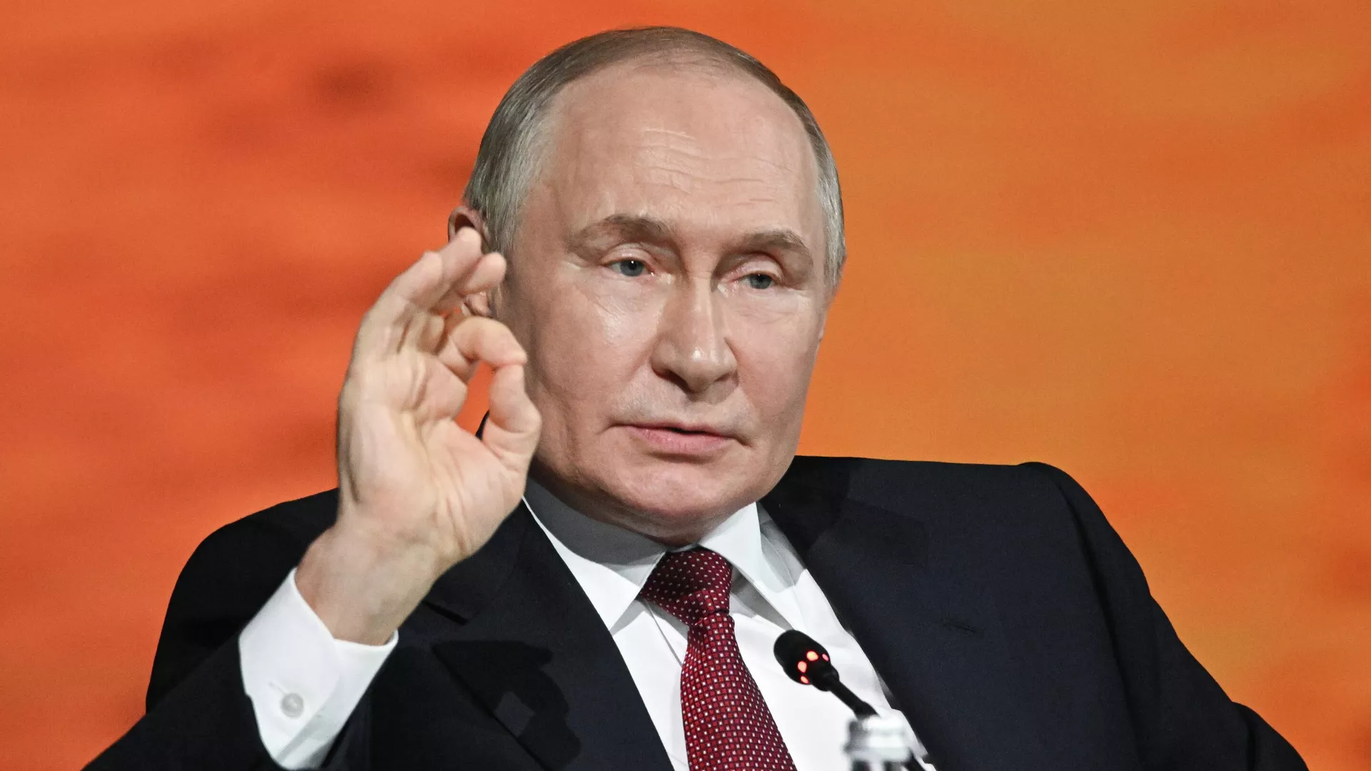 Президент России Владимир Путин на пленарном заседании XXVIII Петербургского международного экономического форума Президент России Владимир Путин на пленарном заседании XXVIII Петербургского международного экономического форума - РИА Новости, 1920, 20.06.2025
