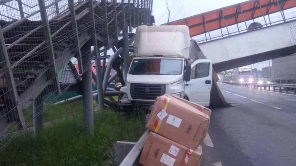 Во Владимирской области частично обрушился надземный переход после ДТП