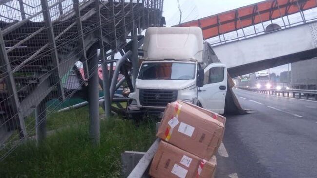 Автомобиль врезался в опору надземного пешеходного перехода на трассе М-7 Волга во Владимирской области