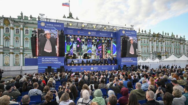 Концерт В ритме лета на Дворцовой площади в рамках культурной программы ПМЭФ-2025