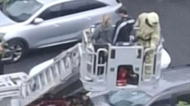 Сотрудники МЧС спасают людей в Ковровом переулке в Москве