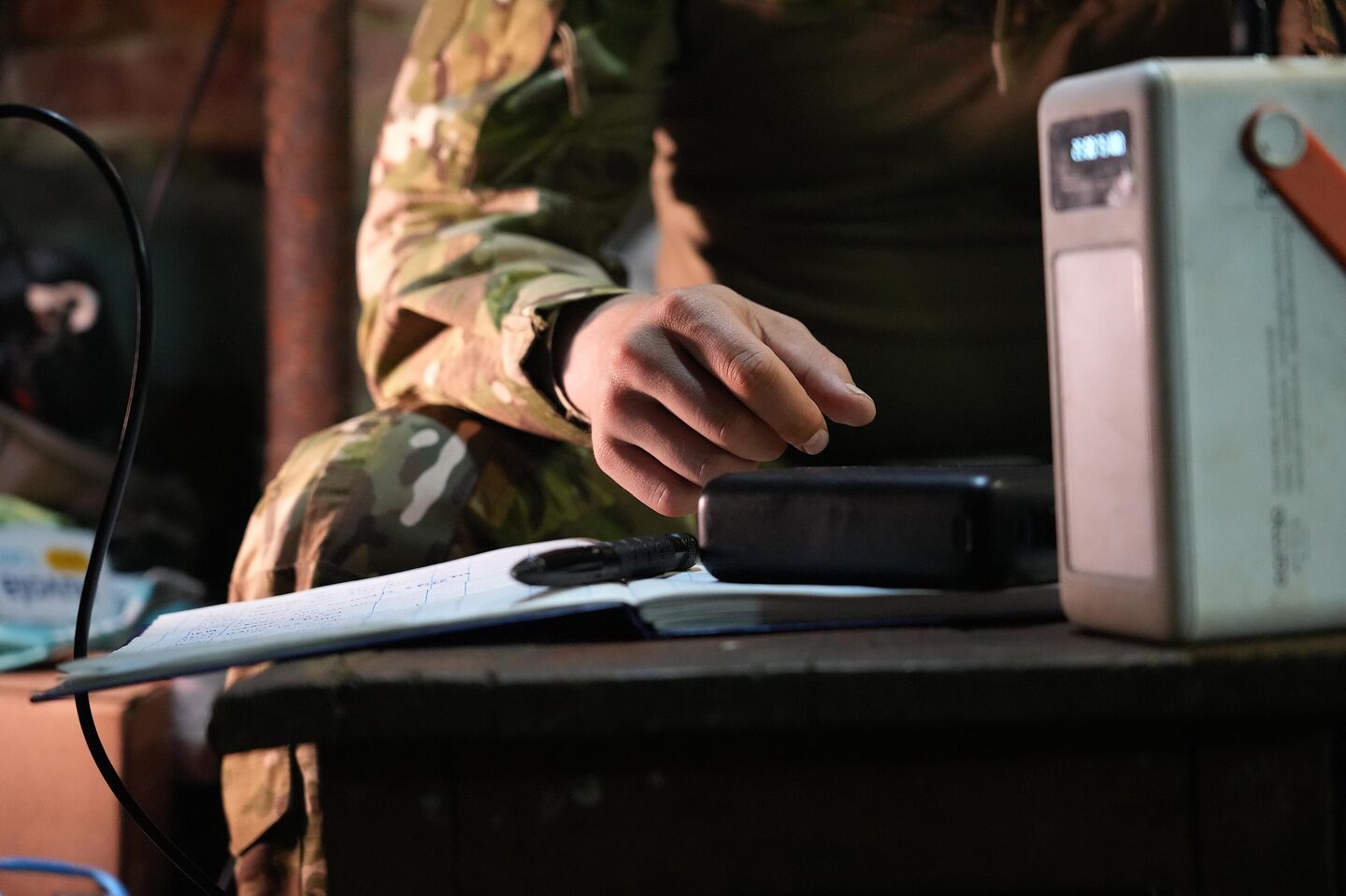 Связист вносит пометки в журнал