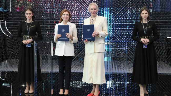 Алисия Никитина и Анна Тышецкая на ПМЭФ-2025