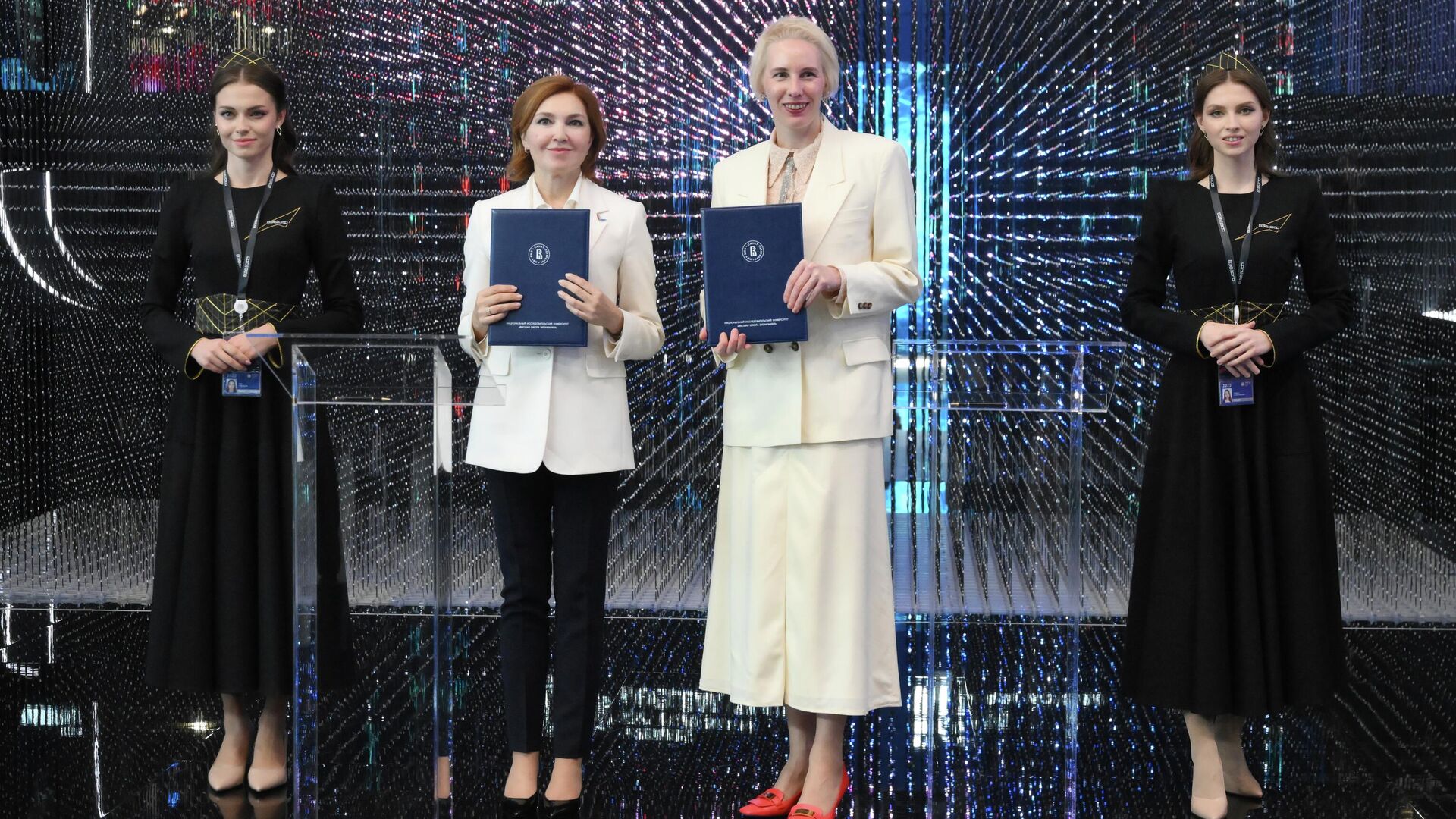 Алисия Никитина и Анна Тышецкая на ПМЭФ-2025 - РИА Новости, 1920, 21.06.2025