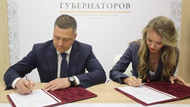 Губернатор Псковской области Михаил Ведерников и первый заместитель генерального директора фонда Иннопрактика Наталья Попова подписали соглашение о сотрудничестве на ПМЭФ-2025