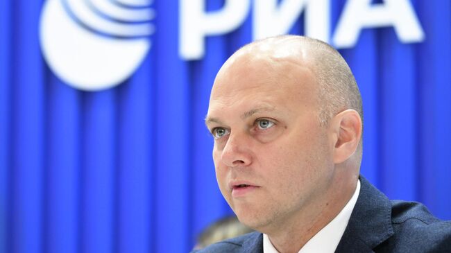 Губернатор Калининградской области Алексей Беспрозванных на стенде РИА Новости ПМЭФ-2025. 