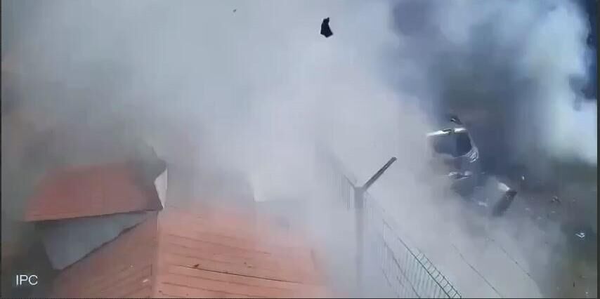 Кадр из видео с моментом взрыва заминированного скутера Кадр из видео с моментом взрыва заминированного скутера - РИА Новости, 1920, 22.06.2025