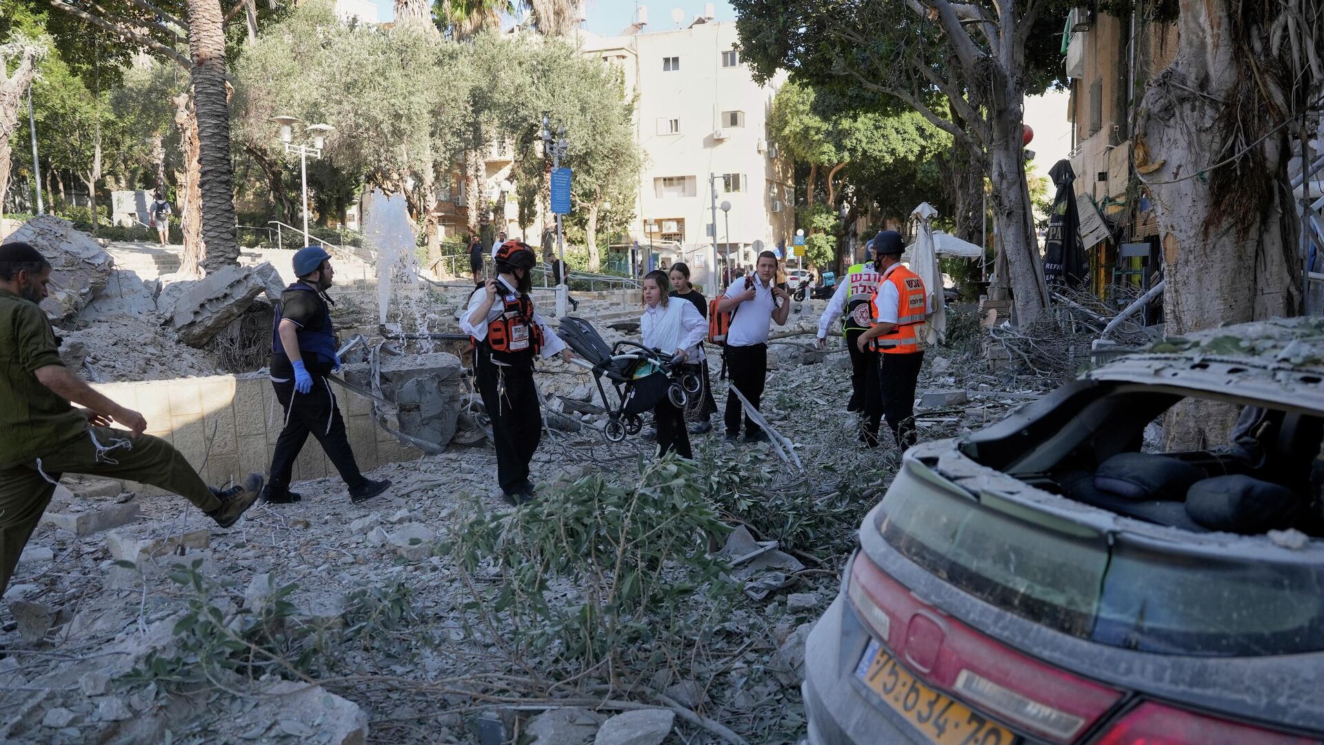 Спасатели и пожарные на месте ракетного удара Ирана в Хайфе, Израиль - РИА Новости, 1920, 22.06.2025