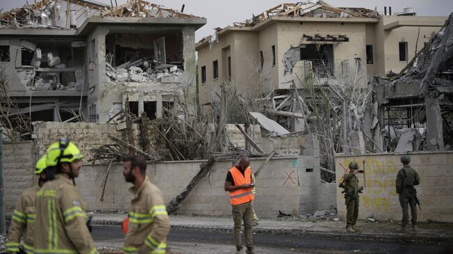 Спасатели и пожарные на месте ракетного удара Ирана в Нес-Ционе, Израиль