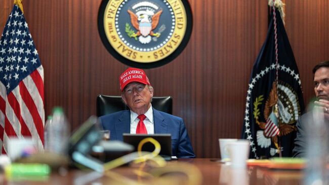 Президент США Дональд Трамп в ситуационной комнате в Белом доме