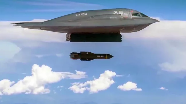 Бомбардировщик B-2 Spirit во время испытаний противобункерных бомб GBU-57. Кадр видео