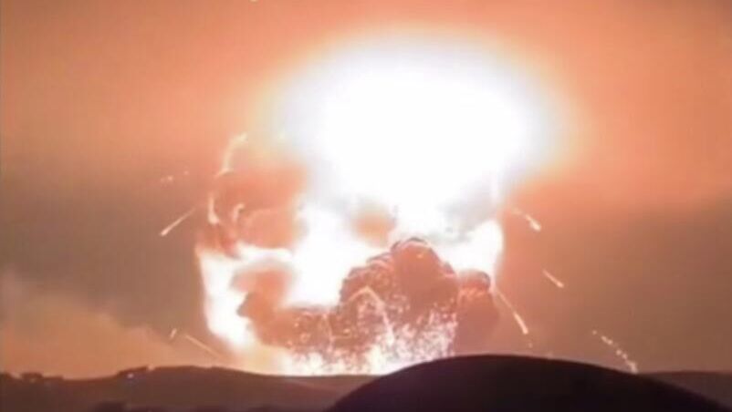 Кадр видео, на котором предположительно снят удар США по ядерному объекту Фордо в Иране Кадр видео, на котором предположительно снят удар США по ядерному объекту Фордо в Иране - РИА Новости, 1920, 22.06.2025