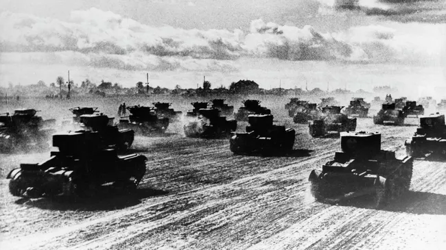 Советские танки выдвигаются на фронт 22 июня 1941 года