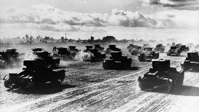 Советские танки выдвигаются на фронт 22 июня 1941 года