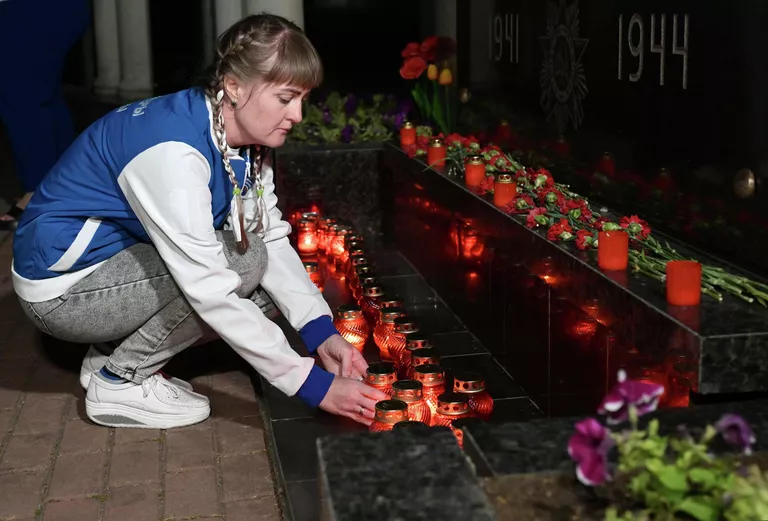 Всероссийская акция Свеча памяти, приуроченная ко Дню памяти и скорби, в сквере Победы в Симферополе Всероссийская акция Свеча памяти, приуроченная ко Дню памяти и скорби, в сквере Победы в Симферополе