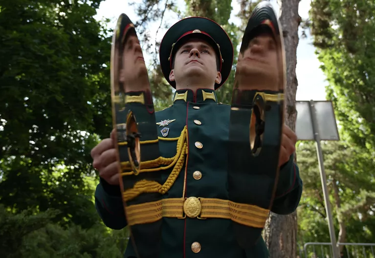 Военнослужащий на церемонии возложения цветов и венков к Вечному огню на Могиле Неизвестного солдата в Симферополе Военнослужащий на церемонии возложения цветов и венков к Вечному огню на Могиле Неизвестного солдата в Симферополе