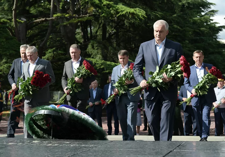 Глава Республики Крым Сергей Аксенов на церемонии возложения цветов и венков к Вечному огню на Могиле Неизвестного солдата в Симферополе Глава Республики Крым Сергей Аксенов на церемонии возложения цветов и венков к Вечному огню на Могиле Неизвестного солдата в Симферополе