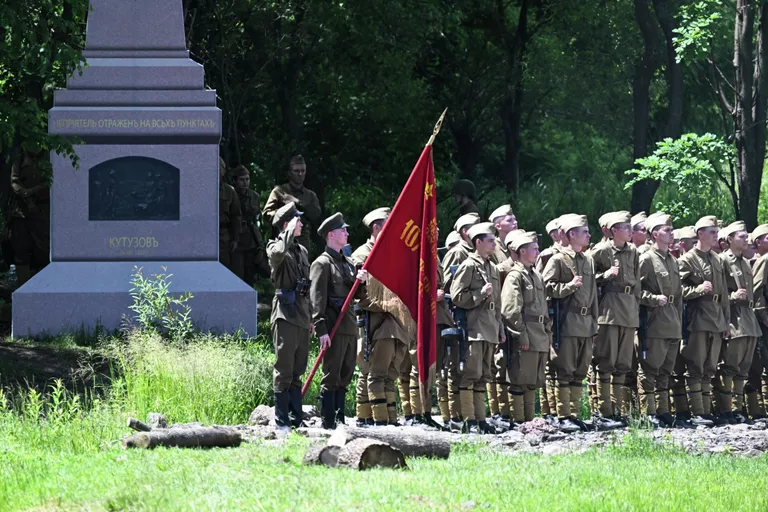 Военно-историческая реконструкция битвы под Москвой в поселке Раздольное Надеждинского округа Приморского края. Мероприятие приурочено ко Дню памяти и скорби Военно-историческая реконструкция битвы под Москвой в поселке Раздольное Надеждинского округа Приморского края. Мероприятие приурочено ко Дню памяти и скорби