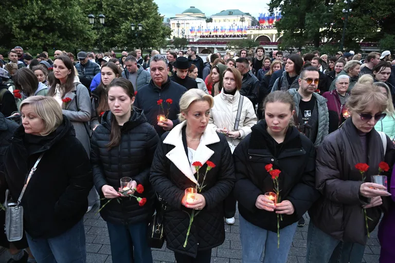Акция Вахта памяти. Вечный огонь, приуроченная ко Дню памяти и скорби, в Александровском саду в Москве Акция Вахта памяти. Вечный огонь, приуроченная ко Дню памяти и скорби, в Александровском саду в Москве