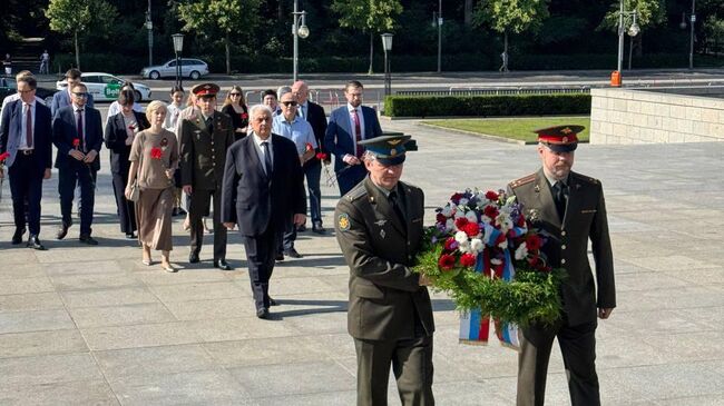 Торжественно-траурная церемония возложения цветов на мемориале павшим воинам в Тиргартене, Германия