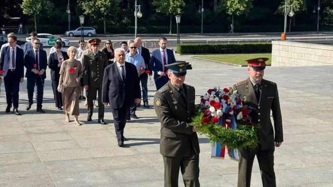 Торжественно-траурная церемония возложения цветов на мемориале павшим воинам в Тиргартене, Германия