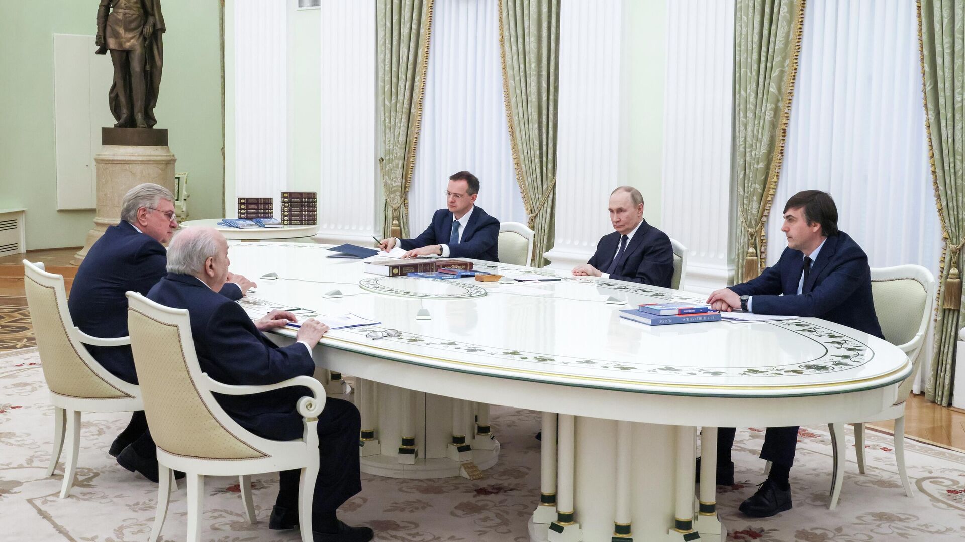 Президент России Владимир Путин во время встречи с редакторами государственной линейки учебников истории - РИА Новости, 1920, 22.06.2025