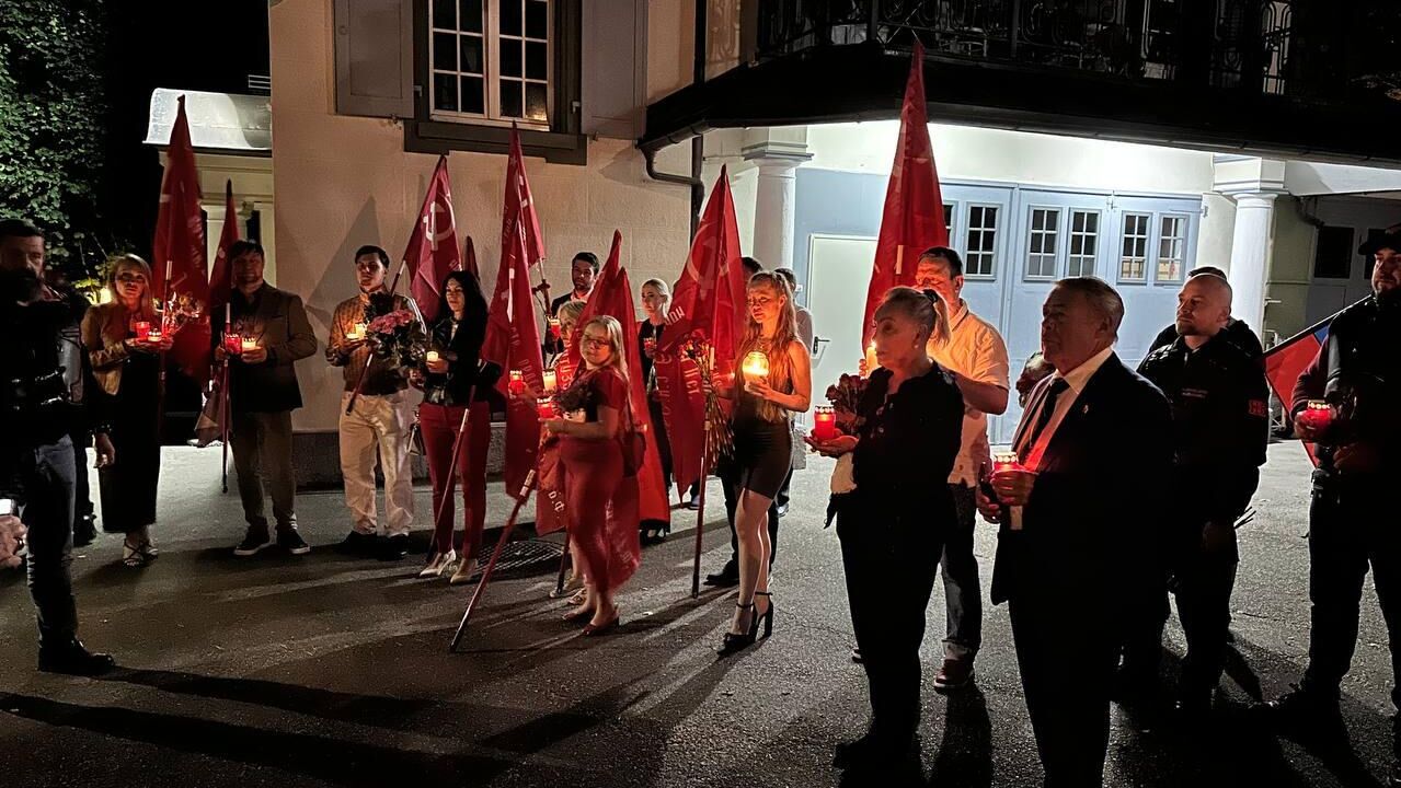 В Швейцарии россияне пришли к посольству по случаю 84-летия начала ВОВ