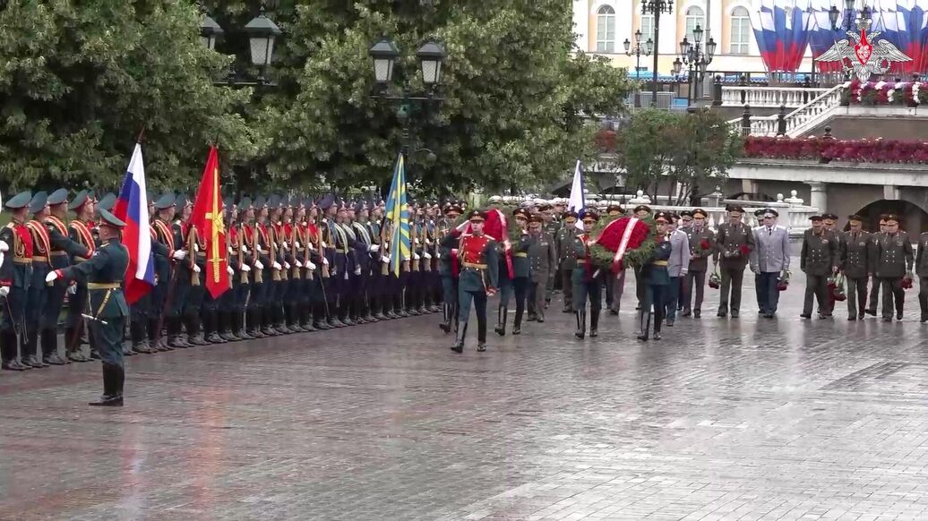 Члены коллегии Минобороны возложили венки к Могиле Неизвестного Солдата