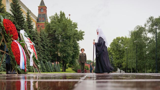 Возложение венка к могиле Неизвестного солдата у Кремлевской стены в День памяти и скорби