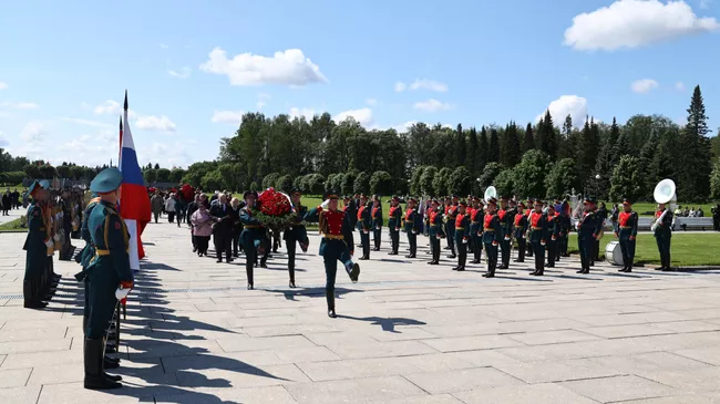 Торжественно-траурная церемония на Пискаревском мемориальном кладбище в Санкт-Петербурге