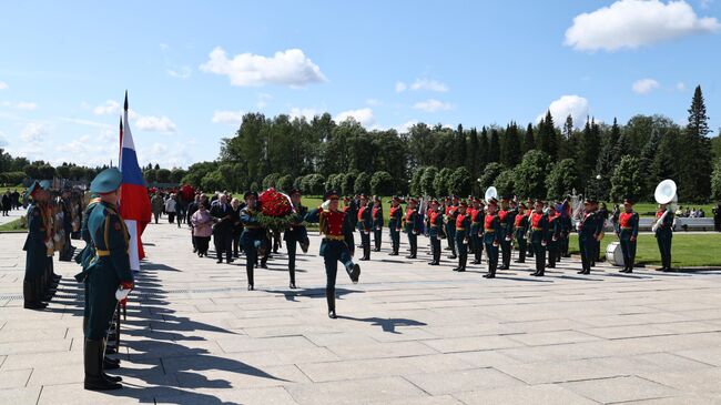 Торжественно-траурная церемония на Пискаревском мемориальном кладбище в Санкт-Петербурге