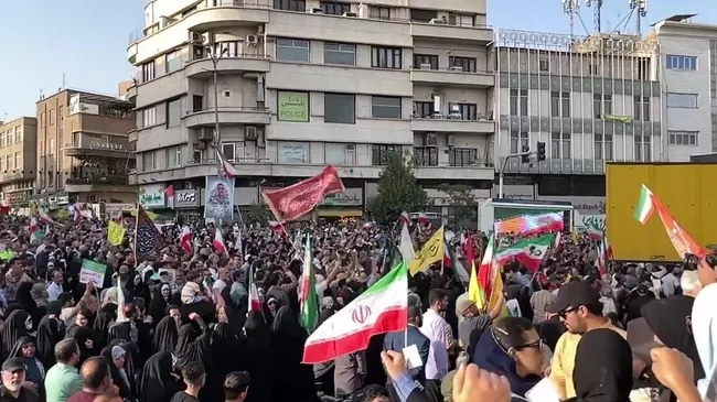 Акция протеста с призывами к осуждению атак США на ядерные объекты Ирана в Тегеране. Стоп-кадр с видео