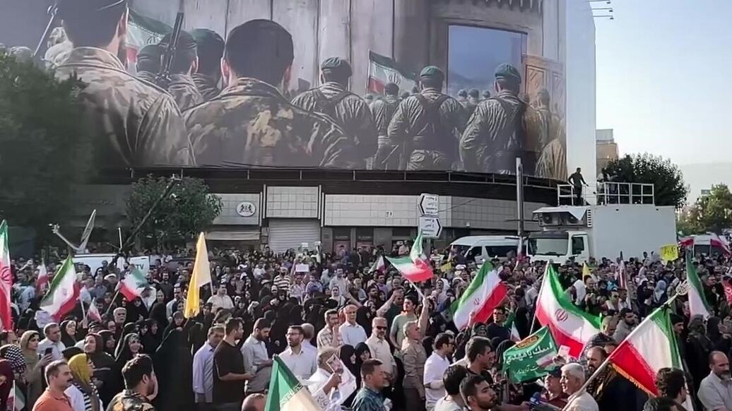 Запад стремится окружить Россию, сменив власть в Иране, заявил эксперт