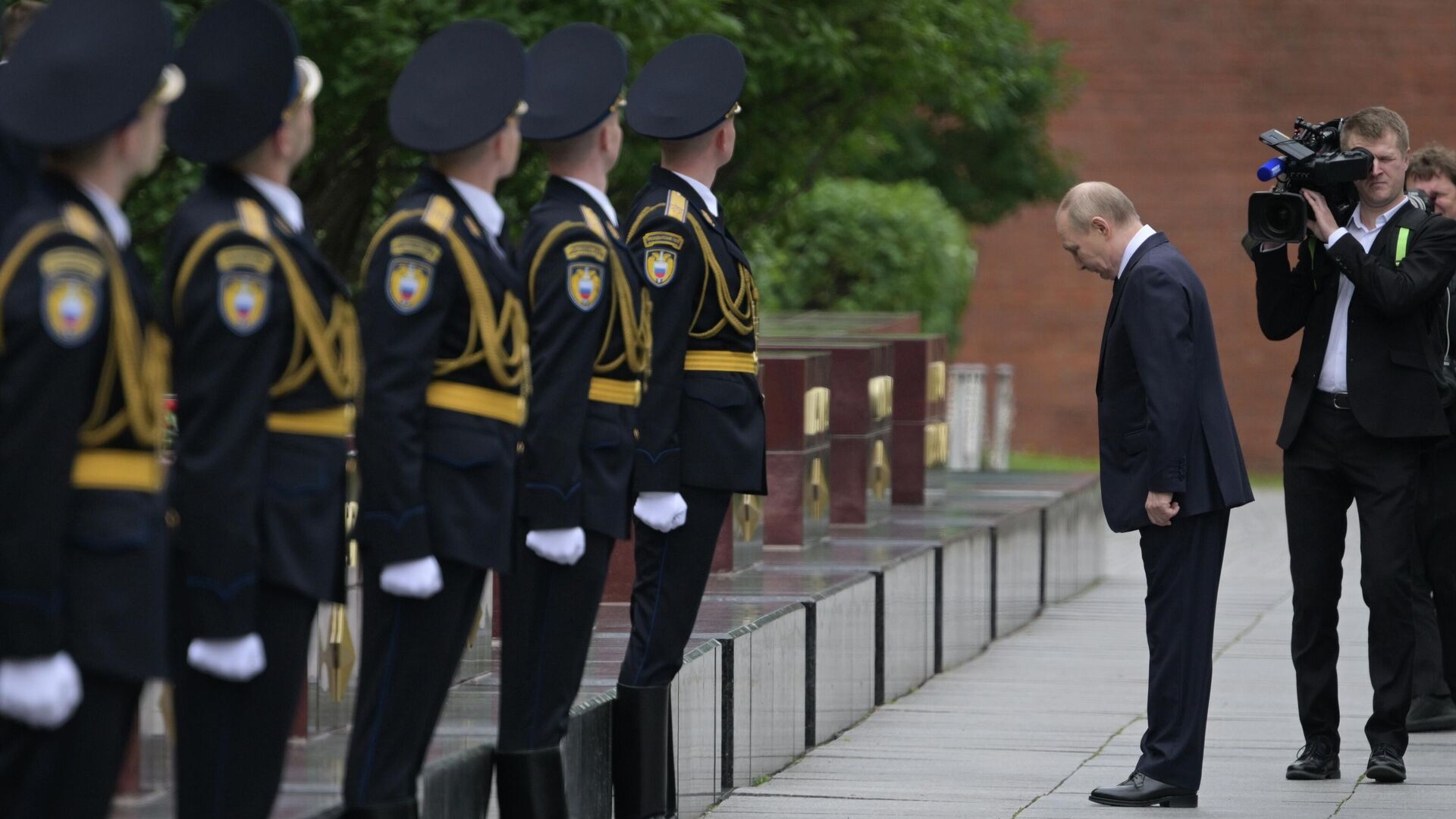Владимир Путин возложил цветы к Могиле Неизвестного Солдата в День памяти и скорби  - РИА Новости, 1920, 22.06.2025