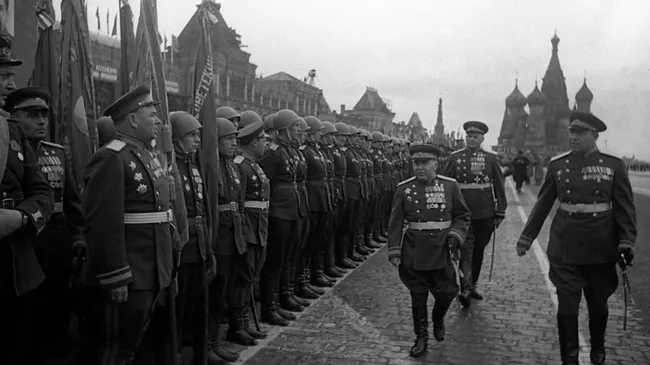 Командующий 3 Ударной армией генерал-полковник Василий Иванович Кузнецов приветствует воинов 1 Белорусского фронта на Параде Победы на Красной площади 24 июня 1945 года Командующий 3 Ударной армией генерал-полковник Василий Иванович Кузнецов приветствует воинов 1 Белорусского фронта на Параде Победы на Красной площади 24 июня 1945 года