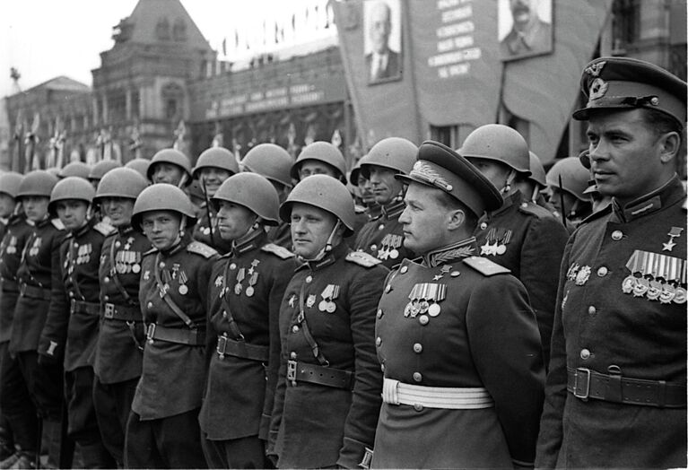 Герой Советского Союза генерал-лейтенант авиации Николай Петрович Каманин (второй справа), командир сводного батальона летчиков в составе сводного полка 2-го Украинского фронта, на Параде Победы