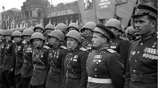 Герой Советского Союза генерал-лейтенант авиации Николай Петрович Каманин (второй справа), командир сводного батальона летчиков в составе сводного полка 2-го Украинского фронта на Параде Победы