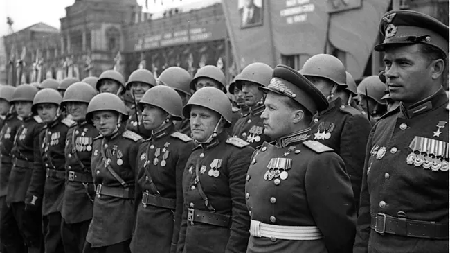 Герой Советского Союза генерал-лейтенант авиации Николай Петрович Каманин (второй справа), командир сводного батальона летчиков в составе сводного полка 2-го Украинского фронта на Параде Победы