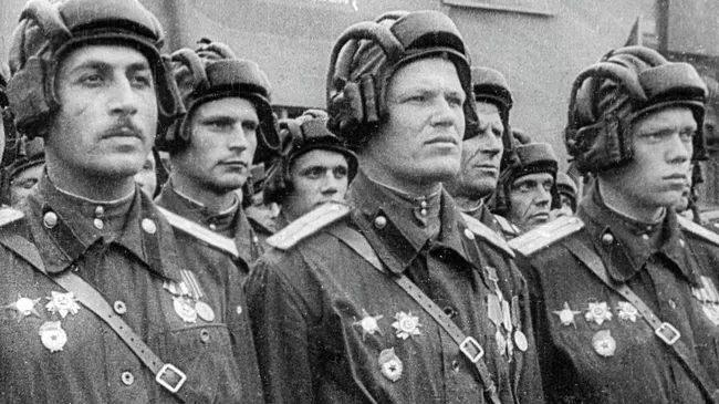 Парадный расчет советских танкистов во время парада на Красной площади по случаю Победы в Великой Отечественной войне Парадный расчет советских танкистов во время парада на Красной площади по случаю Победы в Великой Отечественной войне