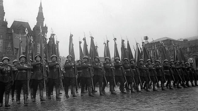 Парад Победы на Красной площади в Москве 24 июня 1945 года в честь победы СССР над Германией.
Торжественный марш сводного полка одного из фронтов на Красной площади Парад Победы на Красной площади в Москве 24 июня 1945 года в честь победы СССР над Германией.
Торжественный марш сводного полка одного из фронтов на Красной площади