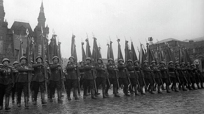 Парад Победы на Красной площади в Москве 24 июня 1945 года в честь победы СССР над Германией.
Торжественный марш сводного полка одного из фронтов на Красной площади