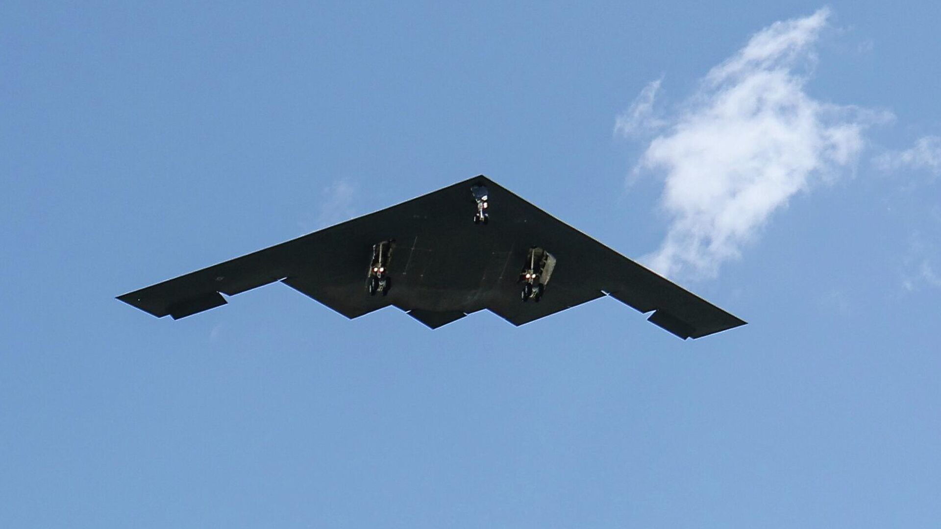 Американский стратегический бомбардировщик B-2 Spirit возращается на авиабазу Уайтмен после удара по иранским ядерным объектам Американский стратегический бомбардировщик B-2 Spirit возращается на авиабазу Уайтмен после удара по иранским ядерным объектам - РИА Новости, 1920, 23.06.2025