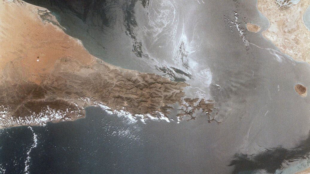 СМИ: суда в Ормузском проливе начали передавать странные сообщения