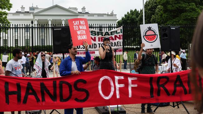 Участники акции протеста против бомбардировок Ирана возле Белого дома в Вашингтоне