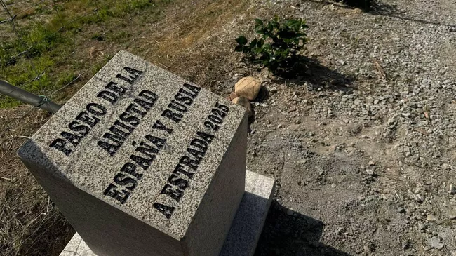 Монумент с надписью Paseo de la amistad España y Rusia. Estrada 2025 (Аллея дружбы между Испанией и Россией. Эстрада, 2025)