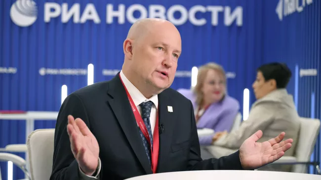 Михаил Развожаев на стенде РИА Новости на ПМЭФ-2025